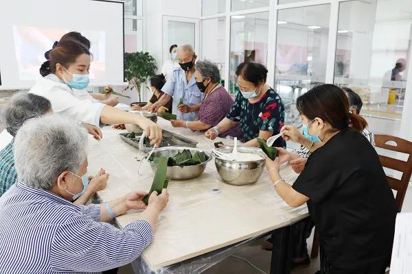 绵阳顾连康复医院端午患者家属一起包粽子现场